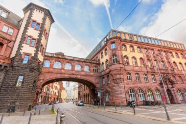 Frankfurt, Almanya - 21 Ekim 2025: Frankfurt 'un Romer belediye binası, kulesi ve kemerli bir ortaçağ binası, açık gökyüzü altında bir şehir caddesinde duruyor.