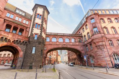 Frankfurt, Almanya - 21 Ekim 2025: Frankfurt 'un tarihi Romer belediye binası, birbirine bağlı kemeriyle parlak bir gündüz gökyüzü altında, ortaçağ mimarisini gözler önüne seren canlı bir caddeye yayılıyor.