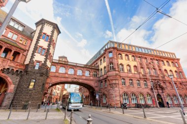 Frankfurt, Almanya - 21 Ekim 2025: Frankfurt 'taki Romerberg Meydanı tarihi Rmer belediye binası yakınlarındaki ziyaretçilerle dolup taşıyor