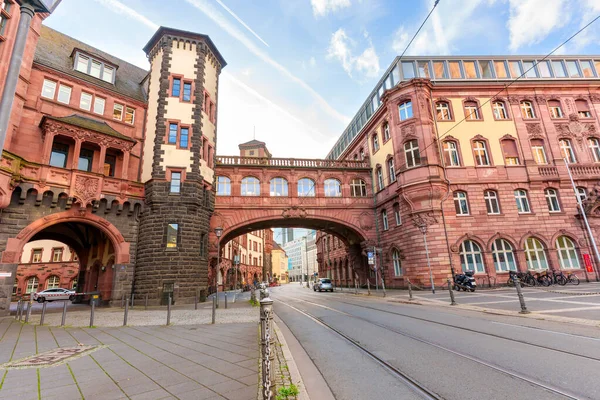 Frankfurt, Almanya - 21 Ekim 2025: Tarihi kırmızı kumtaşı Alte Brcke, berrak mavi gökyüzüne karşı güzelliği yansıtan sakin ana nehrin üzerinde görkemli bir şekilde kemer sallıyor