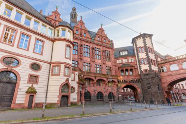 Frankfurt, Almanya - 21 Ekim 2025: Frankfurt 'un tarihi Roemerberg meydanında St. Bartholomew Katedrali, geleneksel yarı keresteli evler ve hareketli açık hava kafeler yer almaktadır.