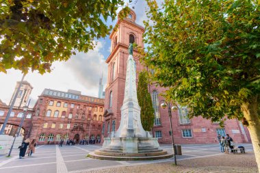 Frankfurt, Almanya - 21 Ekim 2025: Frankfurt 'taki Paulsplatz, aydınlık bir günde St. Paul Kilisesi ve sonbahar ağaçlarıyla Birlik Anıtı' nı sergiliyor..