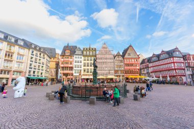 Frankfurt, Almanya - 21 Ekim 2025: Frankfurt 'taki Romerberg Meydanı tarihi Rmer belediye binası yakınlarındaki ziyaretçilerle dolup taşıyor