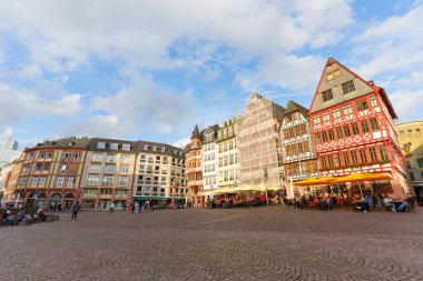 Frankfurt, Almanya - 21 Ekim 2025: Frankfurt 'taki Romerberg Meydanı tarihi Rmer belediye binası yakınlarındaki ziyaretçilerle dolup taşıyor