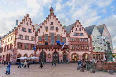 Frankfurt, Almanya - 21 Ekim 2025: Frankfurt 'taki Romerberg Meydanı tarihi Rmer belediye binası yakınlarındaki ziyaretçilerle dolup taşıyor