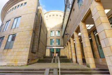 Frankfurt, Almanya - 21 Ekim 2025: Frankfurt 'taki Schirn Kunsthalle binası, kumtaşı blokları ve büyük pencerelerden oluşan ön cephesi bulunan kendine özgü modern mimarisini sunar..