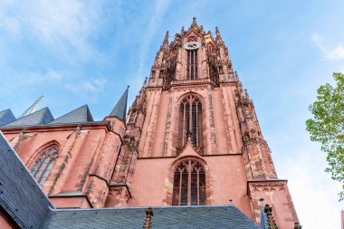 Frankfurt, Almanya - 21 Ekim 2025: Frankfurt Katedrali 'nin kırmızı kumtaşı kulesi, karmaşık Gotik detaylar ve belirgin bir saatle süslenmiştir..