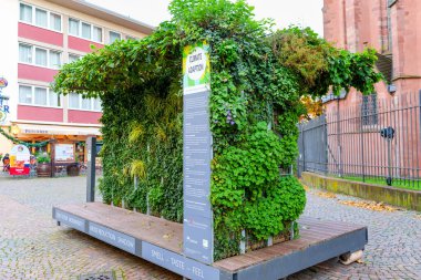 Frankfurt, Almanya - 21 Ekim 2025: Mobil iklim adaptasyonu, verimli dikey bahçeleri ve ahşap tabanlı yeşil oturma odası Frankfurt kentsel ortamında çevresel faydalar sunuyor.