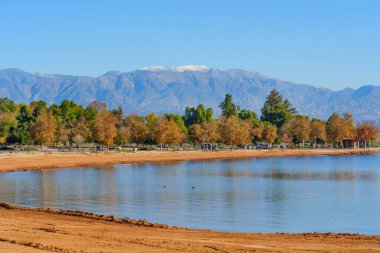 Perris Gölü 'nün sakin suları kumlu kıyılarla, canlı sonbahar ağaçlarıyla ve açık gökyüzünün altında karla kaplı uzak dağlarla buluşur. Açık havada avlanmak için idealdir..