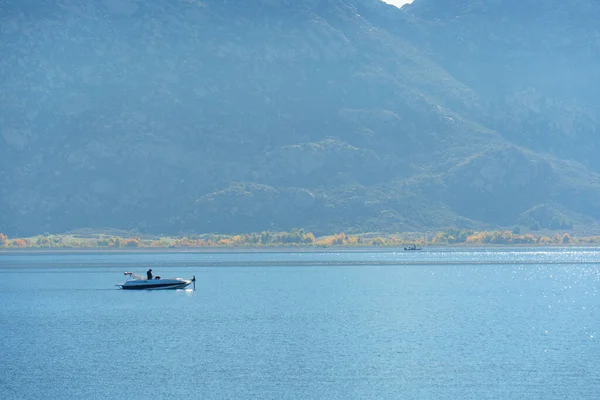 Perris Gölü 'nün sakin sularını dağları ve parlak bir gökyüzünün altında sonbahar ağaçlarını olan küçük bir teknede severler..