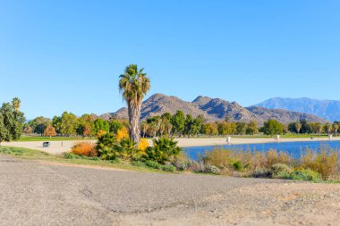 Perris Gölü Eyalet Dinlenme Alanı 'nın sakin rezervuarı engebeli dağlar ve çeşitli nehir bitkileriyle tanımlanan kurak bir araziyle buluşur..