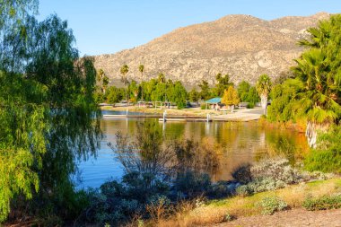 Perris Gölü Eyalet Dinlenme Alanı 'nın sakin suları, komşu dağlık araziyi ve eğlence amaçlı tekne fırlatma altyapısını yansıtıyor..