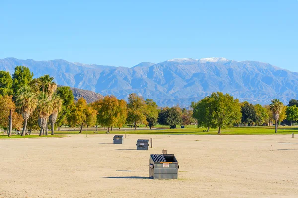 Kaliforniya 'nın Perris Gölü Eyalet Dinlenme Alanı canlı sonbahar ağaçları ve görkemli karlı dağlardan oluşan bir manzara sunuyor..