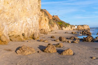 Dramatik kumtaşı kayalıkları ve eşsiz kaya oluşumları El Matador Eyalet Sahili 'ni tanımlar. Parlak mavi gökyüzü altında pitoresk bir Kaliforniya sahili..