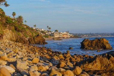 Malibu 'daki El Matador Eyalet Plajı engebeli bir kayalık kıyı şeridi, güçlü okyanus dalgaları ve sıcak altın saat ışığında yıkanmış lüks kayalık evleri barındırır..