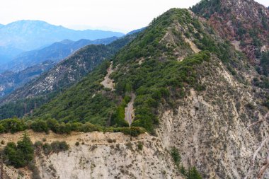 San Gabriel Dağları, Kaliforniya 'daki dik, ormanlı dağ sırtı boyunca yılan gibi kıvrılan ünlü Angeles Tepesi' nin yüksek açılı manzarası..