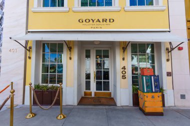 Beverly Hills, California - 21 Ocak 2026: Beverly Hills 'teki Goyard üst düzey perakende mağazası ikonik sarı cephe, beyaz tente ve imzalı tasarımcı bagaj bagajları.