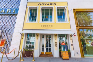 Beverly Hills, California - 21 Ocak 2026: Goyard lüks butik ön cephe, Beverly Hills, Kaliforniya 'daki Rodeo Drive' da klasik beyaz tenteli parlak sarı bir dış görünüme sahiptir..