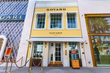 Beverly Hills, California - 21 Ocak 2026: Goyard tasarımcı butik mağazası önü ikonik sarı cephe ve klasik bagaj vitrinleri Beverly Hills 'teki lüks Rodeo Drive' da.