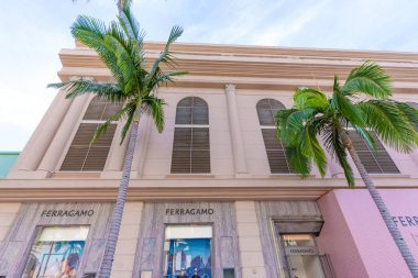 Beverly Hills, California - 21 Ocak 2026: Beverly Hills 'teki Rodeo Drive' daki Iconic Ferragamo mağazası, muhteşem ön cephesini kemerli pencereler, zarif detaylar ve canlı palmiye ağaçları ile sunar.