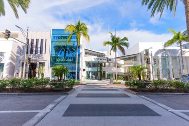 Beverly Hills, California - 21 Ocak 2026: Rodeo Drive 'daki canlı sokak sahnesi, mavi gökyüzü altında palmiye ağaçları ve çiçek tarlaları bulunan Balenciaga ve Givenchy gibi lüks moda butiklerine ev sahipliği yapıyor..