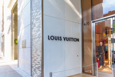 Beverly Hills, California - 21 Ocak 2026: Lüks markanın Beverly Hills 'teki 420 Rodeo Drive' daki lüks butiğinin parlak, modern beyaz cephesinde Louis Vuitton logosunun yakın çekimi.