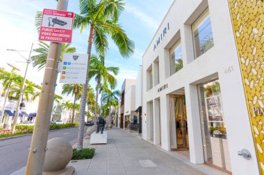 Beverly Hills, California - 21 Ocak 2026: Beverly Hills Emniyet Müdürlüğü kamu güvenliği video kayıt tabelası, arka planda Amiri butiği bulunan Rodeo Drive kaldırımında duruyor.