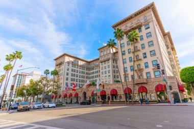 Beverly Hills, California - 21 Ocak 2026: Ünlü Beverly Wilshire, A Four Seasons Hotel, Wilshire Bulvarı ve Rodeo Drive 'ın kesiştiği tarihi lüks bir şehir..
