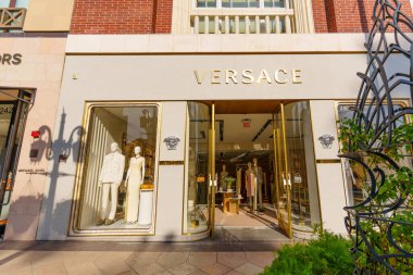 Beverly Hills, California - 21 Ocak 2026: Rodeo Drive 'daki Versace lüks butiğinin şık vitrininde vitrinleri mankenler ve altın Medusa logosuyla gösteriliyor..