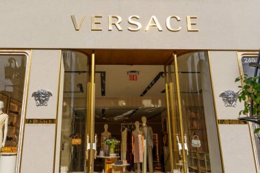 Beverly Hills, California - 21 Ocak 2026: Rodeo Drive 'daki Versace mağazasının girişine yakın çekim. Çekimde altın logo, Medusa baş amblemi ve iç mekan vurgulanıyor..
