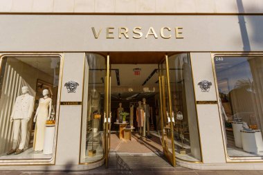 Beverly Hills, California - 21 Ocak 2026: Dünyaca ünlü lüks alışveriş caddesi Rodeo Drive 'da bulunan Versace moda butiğinin el değmemiş ve zarif vitrini.