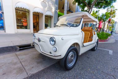 Beverly Hills, California - 21 Ocak 2026: Sevimli klasik Fiat 500 Jolly, Beverly Hills 'te lüks bir moda mağazasının önünde parketmiş..