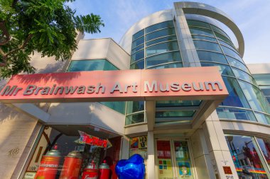 Beverly Hills, California - 21 Ocak 2026: Bay Beyin Yıkama Müzesi 'nin modern girişinin düşük açılı görüntüsü, neşeli pop sanatı ve heykellerle dolu girişi sergileniyor.