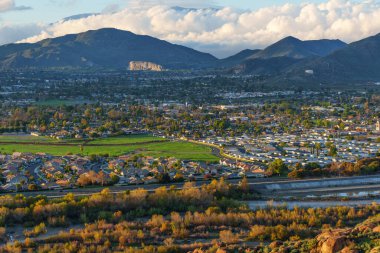 Santa Ana nehri ve karlı dağlarla kaplı dramatik bir günbatımı gökyüzü altında Riverside California 'nın yüksek manzaralı Rubidoux Dağı' ndan.