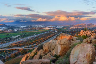Yükseltilmiş perspektif, Riverside, California 'daki kentsel yayılmayı ve doğal manzaraları gözler önüne seriyor..