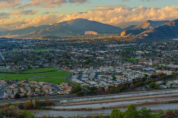 Altın saat boyunca Rubidoux Dağı 'ndan izlenen Riverside şehir manzarasında yerleşim yerleri, Santa Ana Nehri ve uzak sıradağlar yer alıyor..