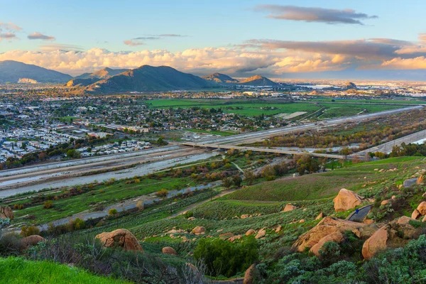 Santa Ana Nehri 'nin ve Riverside' ın yüksek manzarası Rubidoux Dağı 'ndan ve Memorial Park' tan görülen dramatik bir günbatımı gökyüzünün altında Jurupa Hills ile yayılıyor..