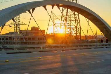 Los Angeles, Kaliforniya - 10 Ocak 2026: Yalnız yaya köprünün manzarası ve modern mimarisinin tadını çıkararak, 6. Cadde Viyadük Geçidi boyunca yürüyor..