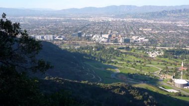 Los Angeles 'taki uçsuz bucaksız Glendale ve Burbank şehirlerinin panoramik videoları. Aşağıdaki ünlü Forest Lawn Memorial Park 'ı gösteriyor. Sisli bir günde çekilen.