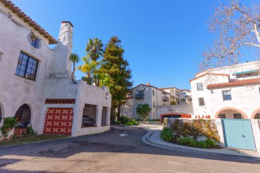Santa Barbara 'da beyaz duvarları, kırmızı kiremit çatıları ve dekoratif garaj kapıları olan İspanyol Koloni tarzı evleri olan sessiz bir yerleşim yeri..