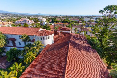 Santa Barbara 'dan, kırmızı kiremit çatılar ve yeşil ağaç tepe örtülerinden oluşan bir denize bakan, parıldayan Pasifik Okyanusu' na ve uzak ufka doğru uzanan havadan çekilmiş görüntüler..