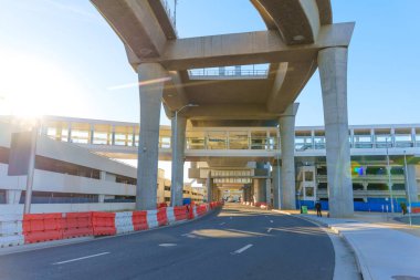 Los Angeles, Kaliforniya - 12 Ocak 2026: Yükseltilmiş otomatikleştirilmiş insan taşıma rehberi ve modern mimari Los Angeles Uluslararası Havalimanı 'nda parlak beton sütunlar ve cam kaldırımlar.