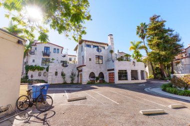 Santa Barbara, California - 29 Aralık 2025: Beyaz sıva duvarları, palmiye ağaçları ve Santa Barbara, Kaliforniya 'da açık mavi gökyüzü içeren İspanyol canlandırma mimari binası.