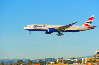 Los Angeles, Kaliforniya - 12 Ocak 2026: British Airways Boeing 777 uçakları Oneworld 'deki iniş takımlarıyla Los Angeles' ın canlı şehir manzarasına iniyor..