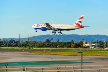 Los Angeles, Kaliforniya - 12 Ocak 2026: British Airways Boeing 777, Los Angeles, Kaliforniya 'daki Los Angeles' a açık mavi gökyüzü altında son yaklaşımını yaptı..