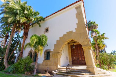 Santa Barbara, California - 29 Aralık 2025: Santa Barbara Adliyesi, büyük kumtaşı kemerleri ve gür palmiye ağaçları olan ikonik İspanyol Koloni Diriliş mimarisine ev sahipliği yapıyor..