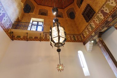 Santa Barbara, California - 29 Aralık 2025 Moorish Diriliş mimari detaylarının yer aldığı tarihi Santa Barbara binasının karmaşık boyanmış tavanından sarkıyor..