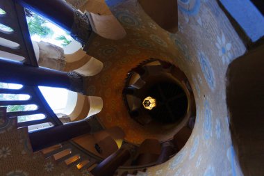 Santa Barbara, Kaliforniya - 29 Aralık 2025: Santa Barbara Adliyesi saat kulesinin iç mimari detayları süslü el boyaması desenler ve merkezi bir asılı fener içeriyor.