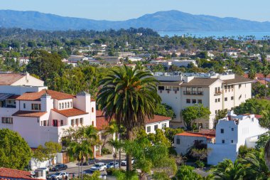 Santa Barbara, Kaliforniya - 29 Aralık 2025: Santa Barbara 'nın şehir manzarası İspanyol Kolonisi' ne ait binaları, bereketli palmiyeleri, titreyen Pasifik Okyanusu 'nu, uzak dağları gözler önüne serdi..