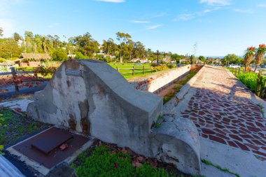 Santa Barbara, California - 29 Aralık 2025: Kaliforniya sömürge tarihinin dönüm noktası olan Santa Barbara Eski Misyonu 'nun bahçelerinde bulunan tarihi Lavanderia çamaşır leğenleri.